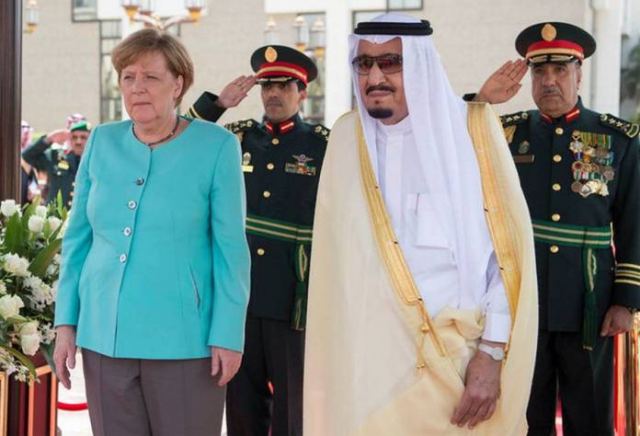 Η Μέρκελ στη Σαουδική Αραβία - φυσικά χωρίς μαντίλα