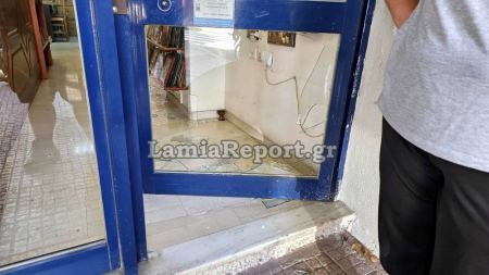Λαμία: Έσπασαν τζαμαρία και «μπούκαραν» σε κατάστημα στο κέντρο της πόλης