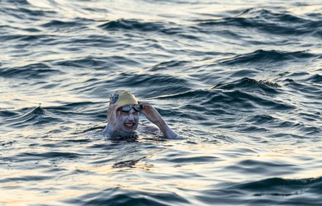 Μια Αμερικανίδα διέσχισε 4 φορές την Μάγχη κολυμπώντας χωρίς να σταματήσει