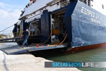 Σκιάθος: Προσέκρουσε στο λιμάνι το «Skiathos Express»