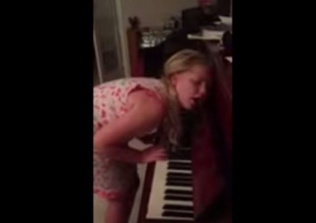 Απίστευτο: 12χρονο κορίτσι παίζει πιάνο ενώ υπνοβατεί