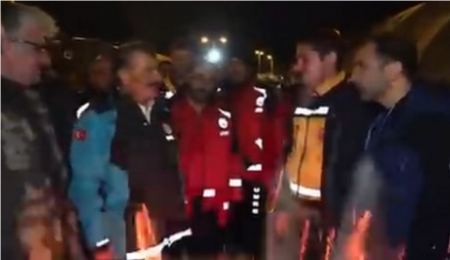 Βίντεο: Σόμπα εκρήγνυται δίπλα στον Τούρκο υπουργό Υγείας σε καταυλισμό σεισμοπλήκτων