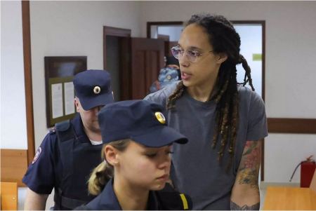 Αποφυλακίστηκε η Μπρίτνεϊ Γκράινερ! «Επιστρέφει σπίτι» πόσταρε ο Τζο Μπάιντεν