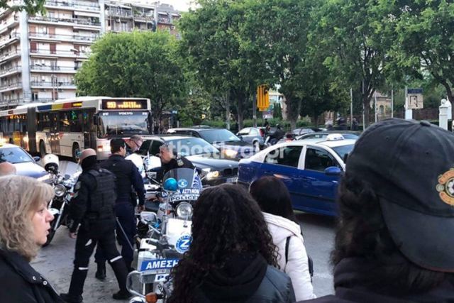 Θεσσαλονίκη: Πέταξε τη γυναίκα του από το αυτοκίνητο μπροστά στα παιδιά τους [pics]