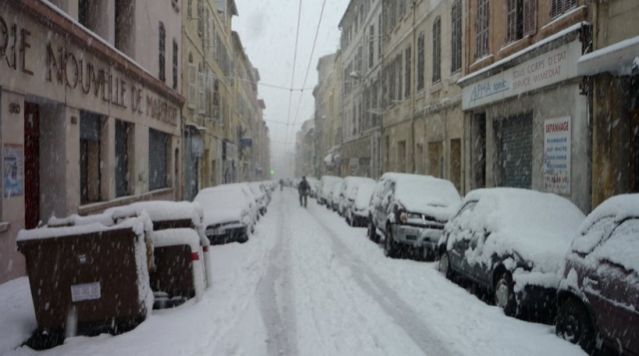Γαλλία: Ένας νεκρός και χιλιάδες εγκλωβισμένοι στα χιόνια