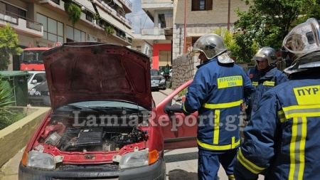 Λαμία: Παρκαρισμένο αυτοκίνητο άρχισε να βγάζει καπνούς