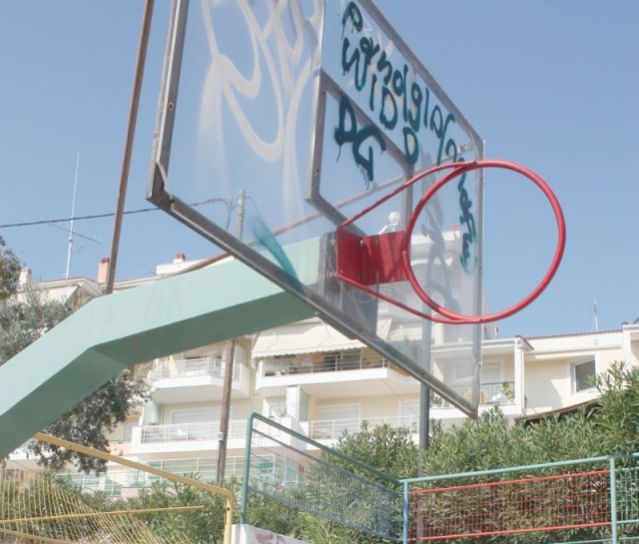 Εγκαταλειμμένο το γήπεδο μπάσκετ στα Καλύβια Λαμίας