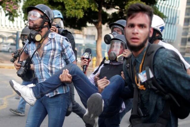Βενεζουέλα: Για 4 νεκρούς διαδηλωτές μιλά η Αντιπολίτευση – Γενική απεργία θέλει ο Γκουαϊδό!