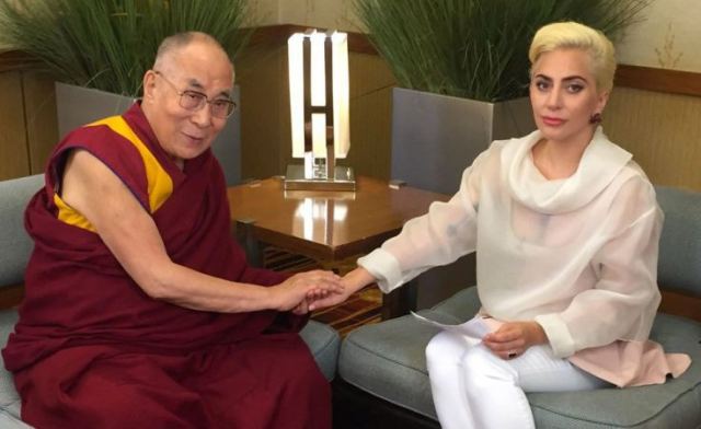 Όταν η Lady Gaga συνάντησε τον Δαλάι Λάμα
