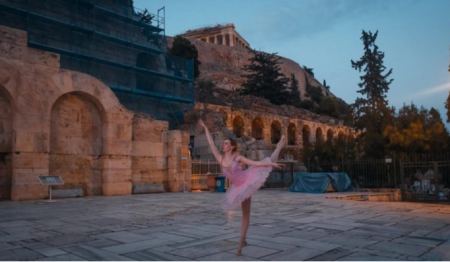 Μπαλαρίνα χορεύει κάτω από την Ακρόπολη και μαγεύει τους περαστικούς