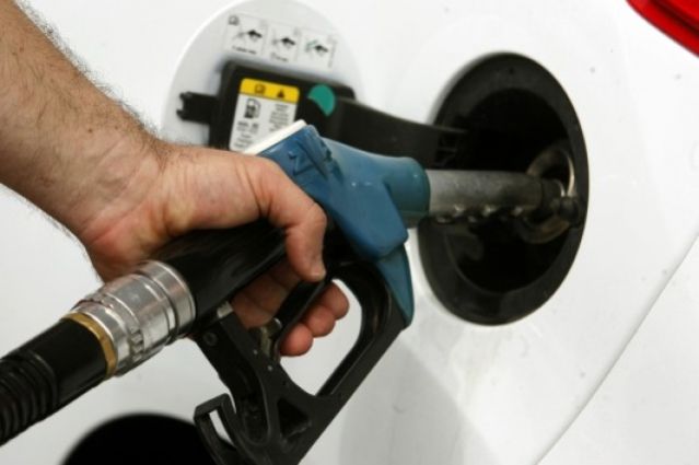 Η μεγάλη κλοπή σε πετρέλαιο και βενζίνη – Χρυσοπληρώνουμε τα καύσιμα ενώ οι τιμές έχουν πέσει στα επίπεδα του 2009!