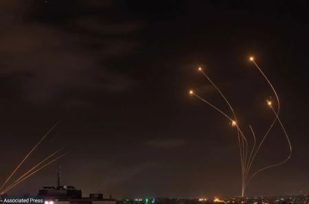 Guardian: Το Ιράν και το Ισραήλ παίζουν με τη φωτιά