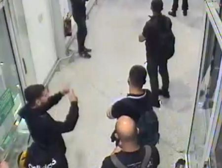 Καρέ καρέ το μπλόκο της Αστυνομίας στους 21 Ιταλούς ακροδεξιούς στο «Ελευθέριος Βενιζέλος»