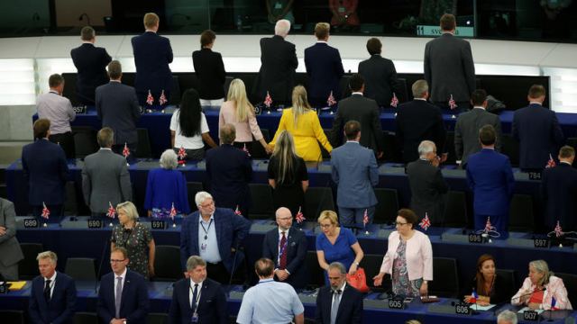 Υποκρισία ευρωβουλευτών του Brexit: Γύρισαν την πλάτη στον ύμνο της ΕΕ