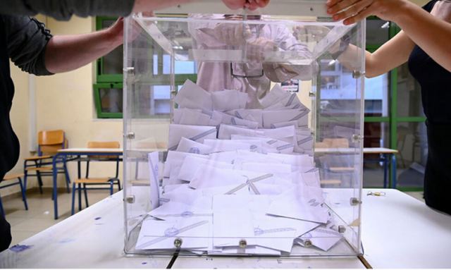 Ψηφοφόρος μπερδεύτηκε και έριξε στην κάλπη φάκελο με 175 ευρώ!