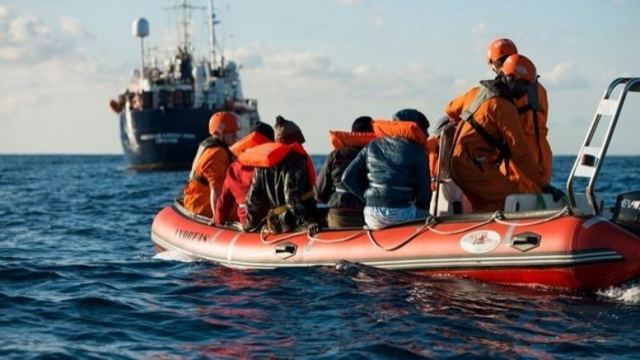 Εγκλωβισμένοι σε σκάφος 131 μετανάστες κοντά σε ιταλικό λιμάνι