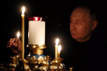 Ο Πούτιν άναψε κερί στη μνήμη των νεκρών του μακελειού στη Μόσχα – Μεσίστιες οι σημαίες στη Ρωσία