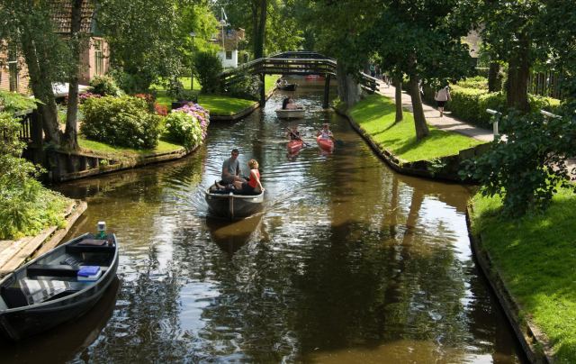 Μαγικό χωριό χωρίς δρόμους στην Ολλανδία μοιάζει βγαλμένο από παραμύθι