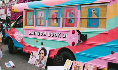 Το πολύχρωμο λεωφορείο-βιβλιοθήκη της RuPaul μοιράζει βιβλία για μια Αμερική χωρίς διακρίσεις