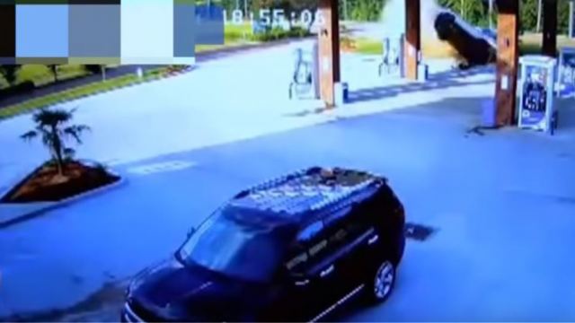 Βίντεο: Γυναίκα οδηγός εκτοξεύτηκε με αυτοκίνητό της πάνω σε αντλίες βενζινάδικου