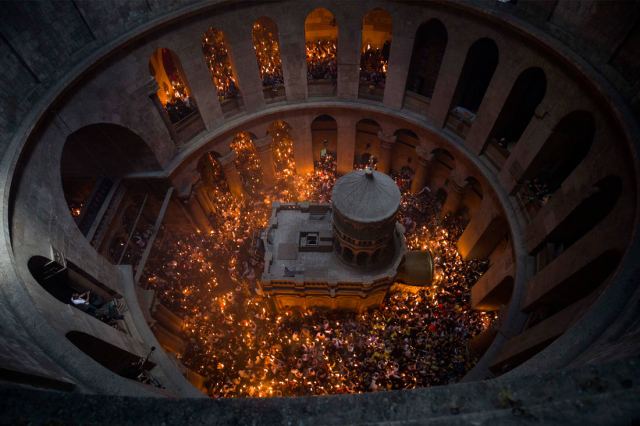 Γιατί μόνο ο ορθόδοξος πατριάρχης βγάζει το Άγιο Φως από τον Πανάγιο Τάφο;