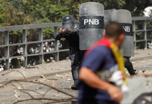 Στα πρόθυρα του εμφυλίου η Βενεζουέλα - Χάος και συγκρούσεις - Στηρίζει Μαδούρο ο στρατός