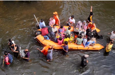 Ινδία: Τουλάχιστον 14 νεκροί από τις πλημμύρες που προκάλεσε ο κυκλώνας Μιτσάουνγκ