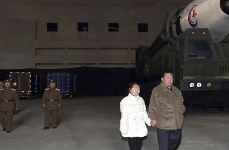 Ο Κιμ Γιονγκ Ουν εμφανίστηκε στην εκτόξευση διηπειρωτικού πυραύλου μαζί με την κόρη του