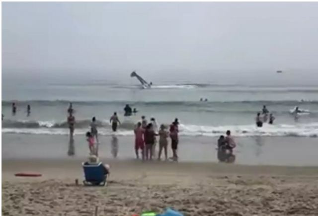 ΗΠΑ: Μικρό αεροσκάφος έπεσε στη θάλασσα δίπλα σε παραλία με κόσμο – Σώθηκε ο πιλότος