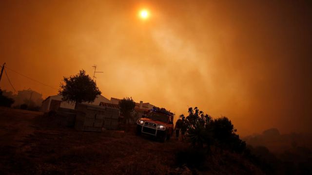 Σε ύφεση οι φωτιές στην Πορτογαλία, 8 νεκροί στην Καλιφόρνια