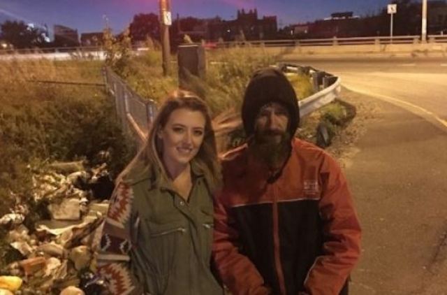 Άστεγος έδωσε τα μοναδικά του 20 δολάρια σε μια κοπέλα που χάλασε το αμάξι της – Τι έκανε για να τον ευχαριστήσει