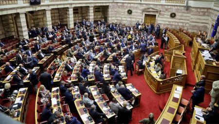 Βουλή: Ψηφίστηκε η τροπολογία για το «καλάθι του νοικοκυριού»