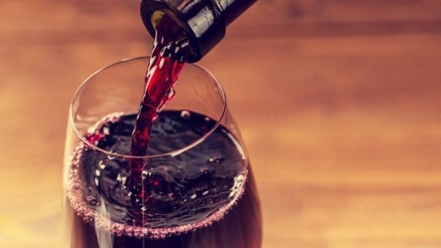 Όσοι δεν πίνουν καθόλου αλκοόλ στη μέση ηλικία, κινδυνεύουν να εμφανίσουν άνοια