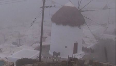 Ομίχλη «εξαφάνισε» τη Μύκονο: Το φαινόμενο που «χτύπησε» το νησί