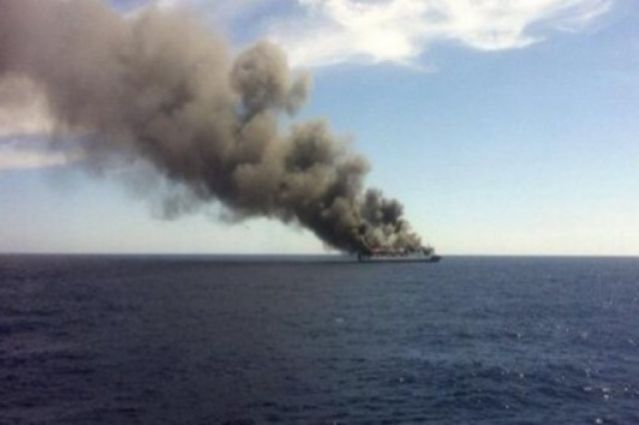 Ισπανικό πλοίο με 170 επιβάτες φλέγεται ανοιχτά της Μαγιόρκα