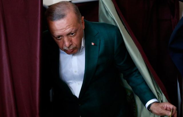 Νταβούτογλου και Γκιουλ «ξεσπαθώνουν» κατά Ερντογάν