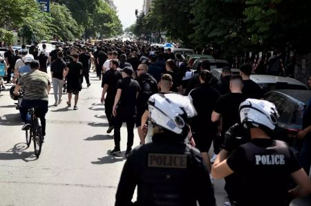 Άρης – ΠΑΟΚ: Πορεία οπαδών του «δικεφάλου» στους δρόμους της Θεσσαλονίκης υπό αστυνομική επιτήρηση