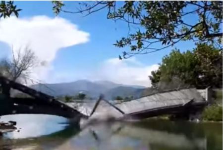 Η στιγμή που καταρρέει ξύλινη γέφυρα στην Άρτα - Η εξήγηση του δήμου