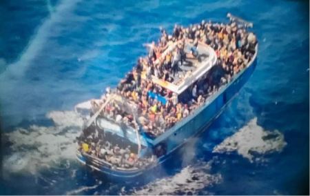 Ναυάγιο στην Πύλο: Φωτογραφίες σοκ με το σκάφος να είναι κατάμεστο με ανθρώπους