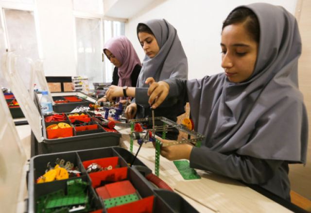 ΗΠΑ: Άδεια εισόδου στις Αφγανές για τον διαγωνισμό ρομποτικής, μετά το “κράξιμο”