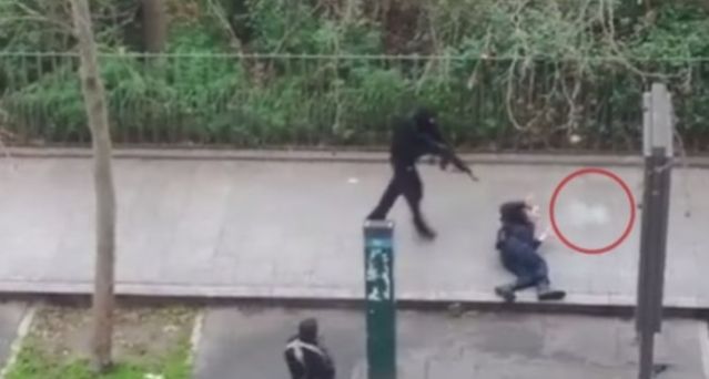 Συνταρακτική ανατροπή στην επίθεση στο Charlie Hebdo! Δεν εκτέλεσαν τον αστυνομικό (;) - Η ανάλυση του βίντεο που κόβει την ανάσα