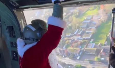 Ο Άγιος Βασίλης έφτασε με ελικόπτερο της RAF για να μοιράσει δώρα σε παιδιατρικό νοσοκομείο