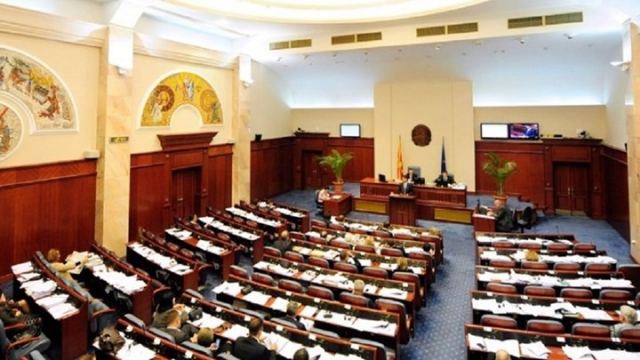 Η Βουλή των Σκοπίων ψήφισε και τα τέσσερα σχέδια τροπολογιών του Συντάγματος