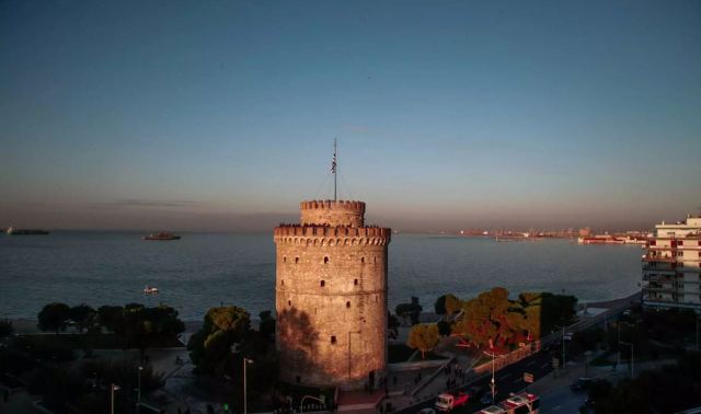Η Θεσσαλονίκη γιορτάζει τον Άγιο Δημήτριο - Η έπαρση της σημαίας στον Λευκό Πύργο και οι εκδηλώσεις