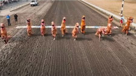 Ο πιο ξεκαρδιστικός αγώνας ταχύτητας: Τρέχουν με στολές δεινοσαύρων