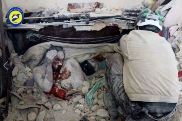 Έγκλημα χωρίς τιμωρία στη Συρία – Μάνα νεκρή στα ερείπια αγκαλιά με τα παιδιά της