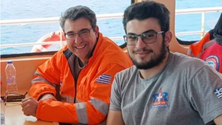 Πατέρας και γιος από την Θεσσαλονίκη επιχείρησαν μαζί στα χαλάσματα των φονικών σεισμών στην Τουρκία: «Τον εκπαιδεύω από 9 ετών»