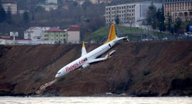 Αεροπλάνο στην Τουρκία έπεσε σε γκρεμό
