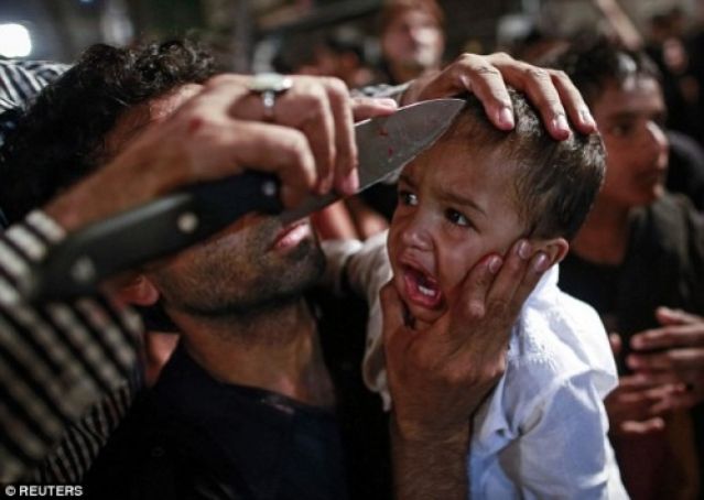 Φωτογραφίες που σοκάρουν: Ξεπλένουν τις αμαρτίες τους με αίμα