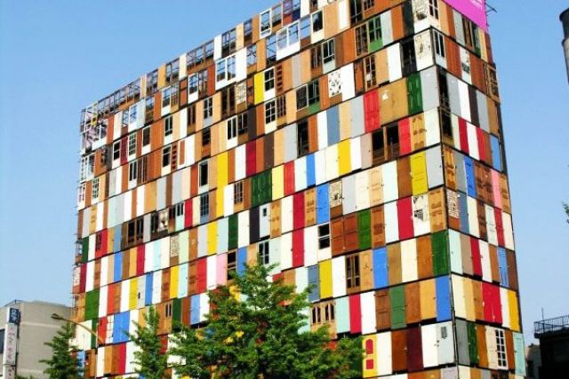 Ένα δεκαώροφο κτίριο με 1.000 χρωματιστές πόρτες!